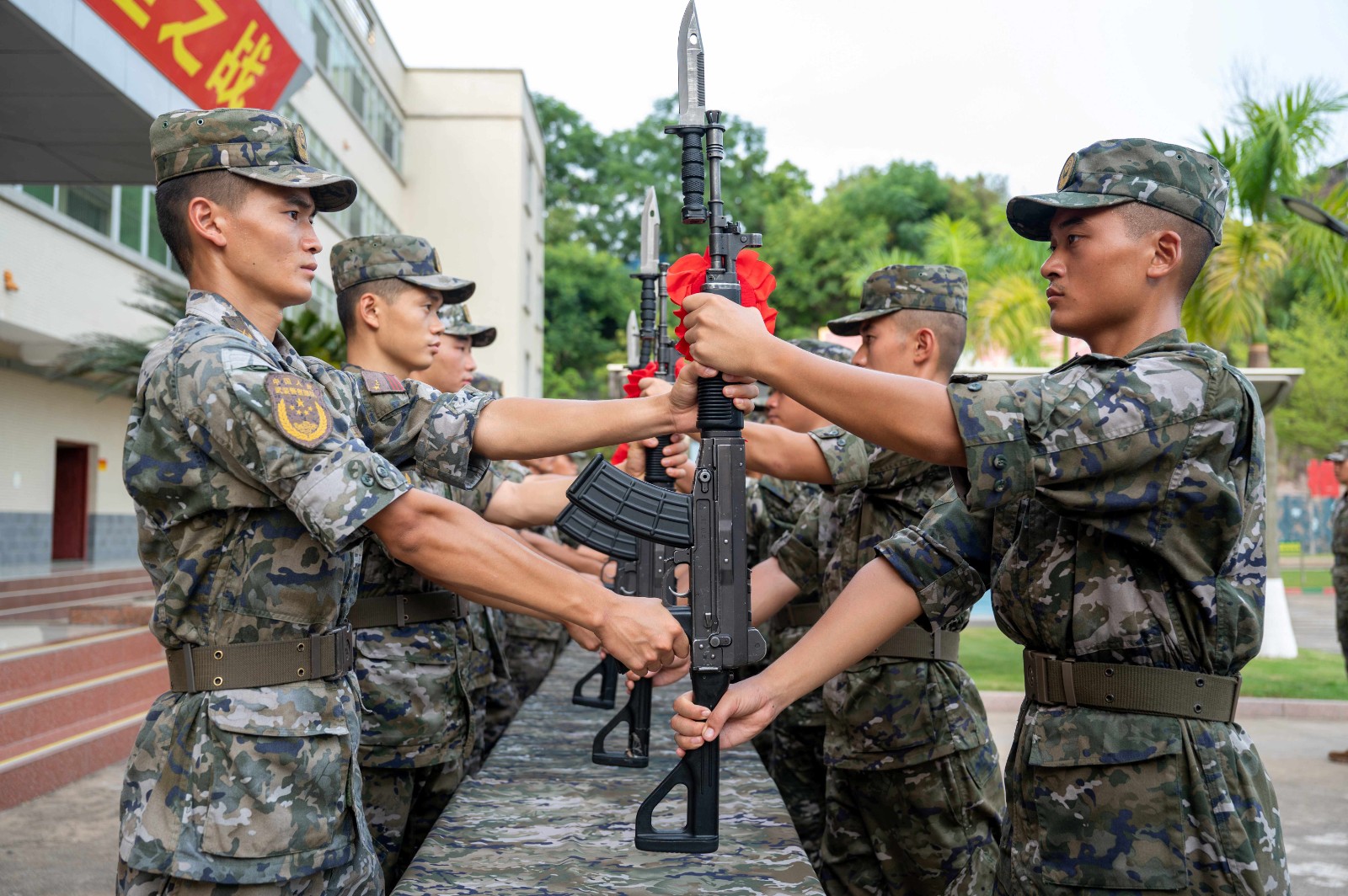 武警广西总队梧州支队举行庄严的授枪仪式